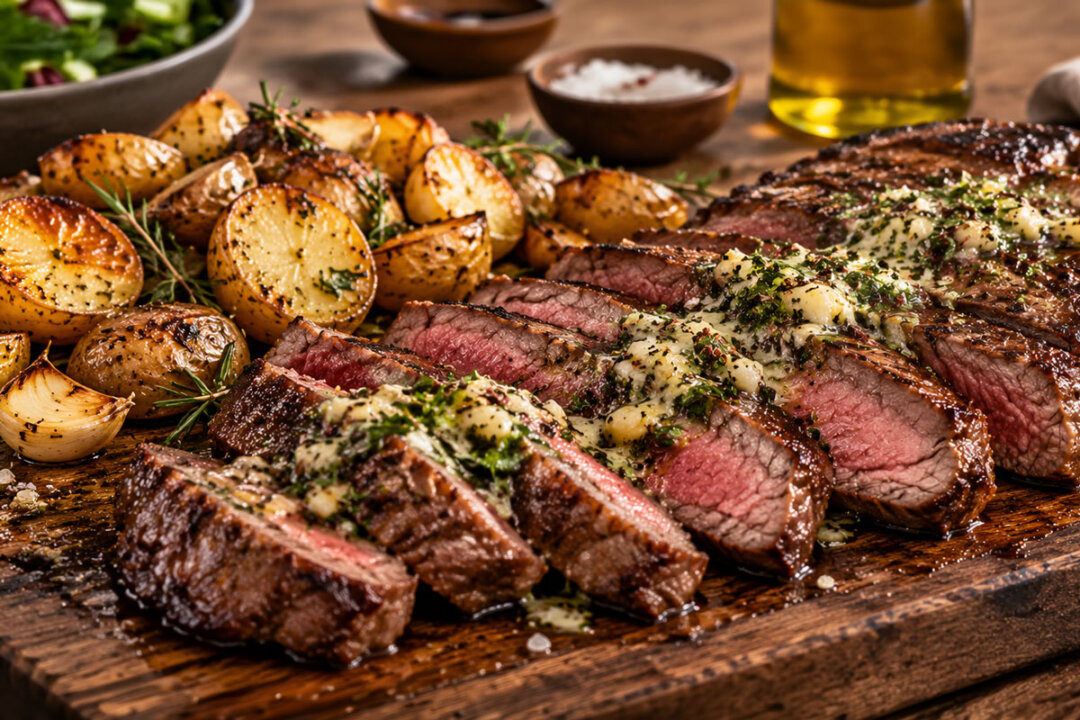 Flat Iron a la plancha con mantequilla de ajo y papas doradas.